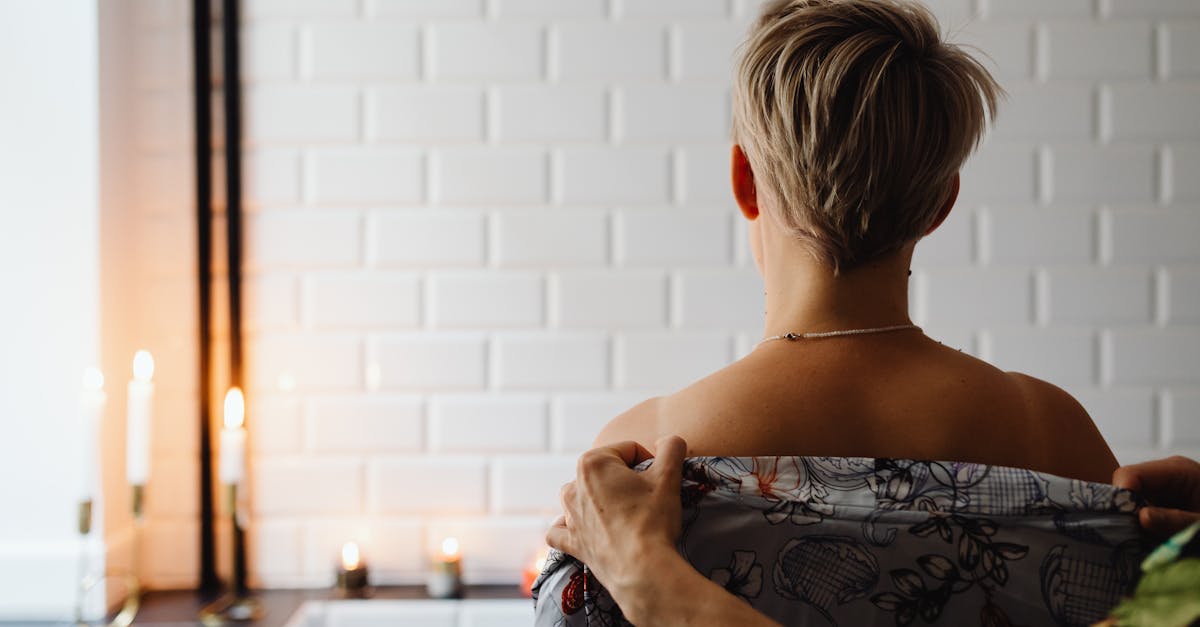 découvrez nos huiles de massage intimes, idéales pour des moments de détente et de sensualité. profitez de textures douces et de parfums envoûtants pour sublimer vos instants à deux.