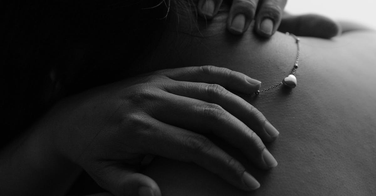 découvrez l’art du massage sensuel : techniques, conseils et bienfaits pour éveiller vos sens, renforcer l’intimité et offrir une expérience relaxante à votre partenaire.